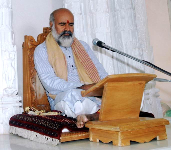 Guruji Rishi Prabhakar giving pravachan