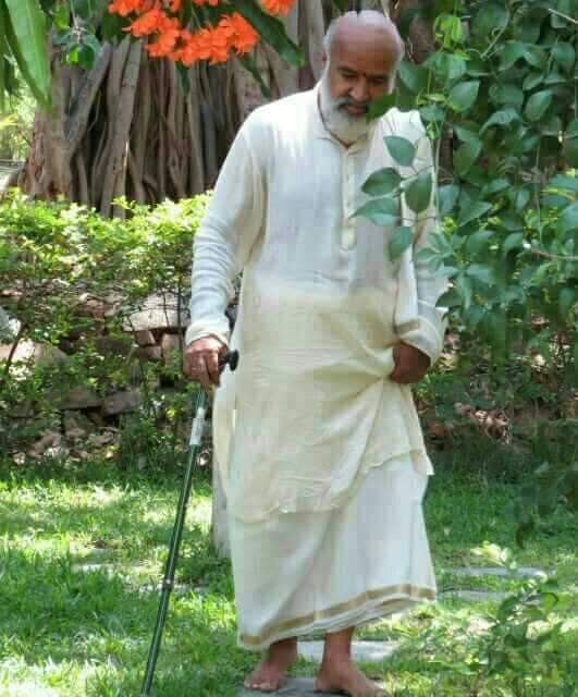 Guruji Rishi Prabhakar walking in the ashram garden